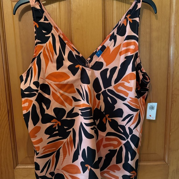 NWT, Sleeveless v neck flowy top, size M - Picture 4 of 4